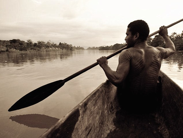 Theo đó, nam giới phải chịu đựng đau đớn từ những vết rạch trên cơ thể. Phải mất một thời gian, những vết sẹo mới lành lại và có hình thù rõ ràng.