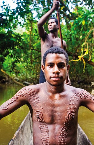 Nam giới trong độ tuổi từ 11 - 15 sẽ tham gia nghi lễ truyền thống đầy đau đớn để có thể nhiều vết sẹo lồi.