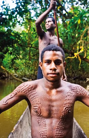 Nam giới trong độ tuổi từ 11 - 15 sẽ tham gia nghi lễ truyền thống đầy đau đớn để có thể nhiều vết sẹo lồi.