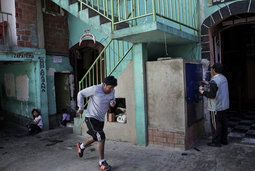 Theo đó, nhiều hoạt động giữa các tù nhân bên trong nhà tù San Pedro thường đều do tù nhân tự quản lý, không loại trừ có thể do những tên tội phạm có "máu mặt" quản lý.