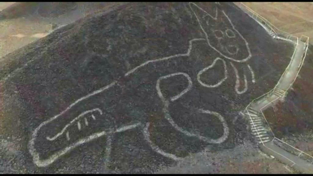 Với hình mèo khổng lồ mới phát hiện, các chuyên gia cho hay những đường chạm khắc trên bề mặt quả đồi có chiều rộng từ 30 - 50 cm.