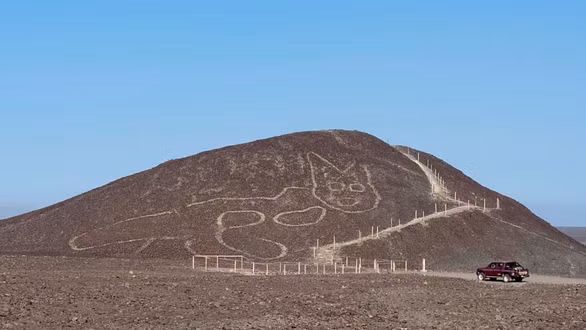 Những hình vẽ trên cao nguyên Nazca (Nazca Lines) gồm hàng trăm hình vẽ bí ẩn được khắc trên bề mặt một cao nguyên cách thủ đô Lima khoảng 250 dặm về phía nam.