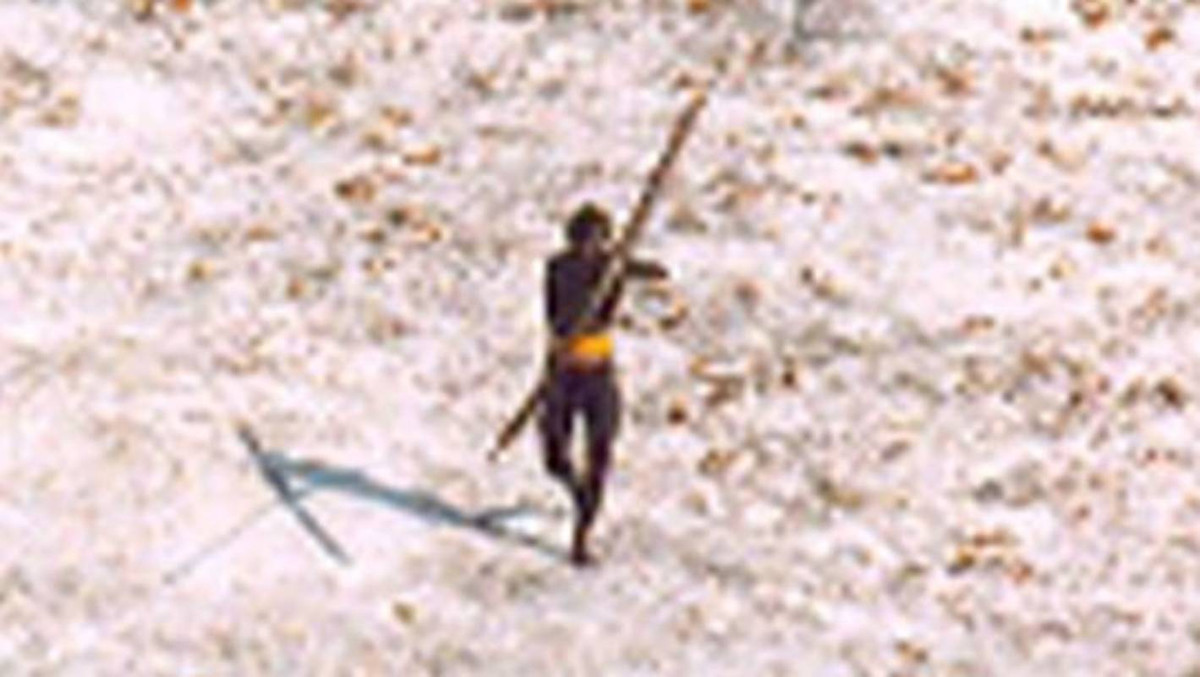 Điều đặc biệt là bộ tộc Sentinelese từ chối tiếp xúc với người ngoài. Bất cứ người lạ nào tiếp cận hòn đảo đều bị bộ lạc này tấn công dữ dội.