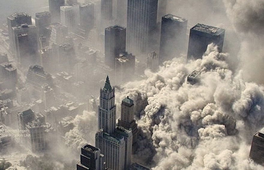 Những mảnh vỡ của Trung tâm Thương mại Thế giới đè lên khiến nhiếp ảnh gia Biggart tử vong.