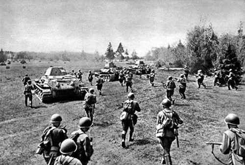 Sau khi bất ngờ tấn công xâm lược Liên Xô với lực lượng hùng hậu vào năm 1941, quân đội phát xít Đức giành được những lợi thế ban đầu. Theo đó, đến tháng 6/1942, quân Đức tiến sâu vào lãnh thổ Liên Xô. Đây cũng là trận chiến xe tăng "khủng" nhất Thế chiến 2 diễn ra giữa 2 nước.