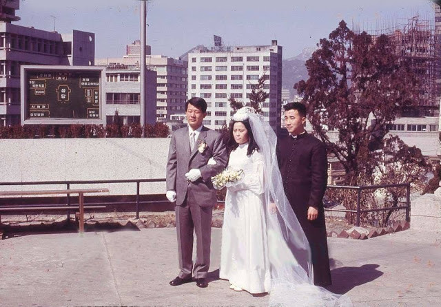 Những bức ảnh chụp đám cưới ở Hàn Quốc những năm 1970 - 1980 đem đến cho người xem góc nhìn thú vị về cuộc sống của người dân xứ sở kim chi.