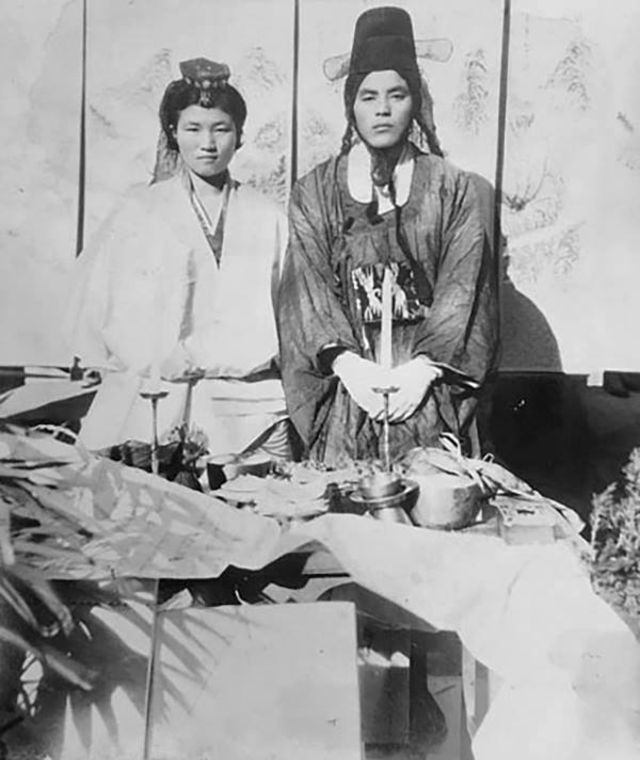 Cô dâu, chú rể mặc trang phục truyền thống và làm lễ trước sự chứng kiến của mọi người và chính thức trở thành vợ chồng.