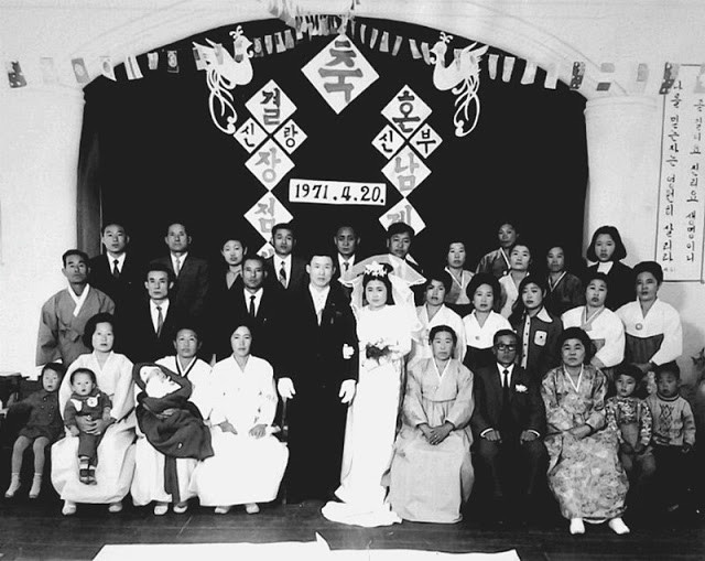 Hôn lễ của một cặp đôi tổ chức vào năm 1971 với sự tham gia của các thành viên trong gia đình.