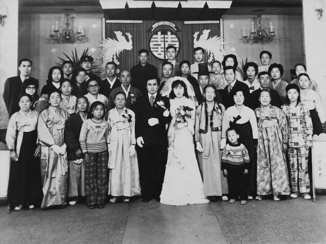 Sau khi hoàn thành các nghi lễ, đôi vợ chồng mới cưới chụp ảnh cùng người thân và bạn bè.