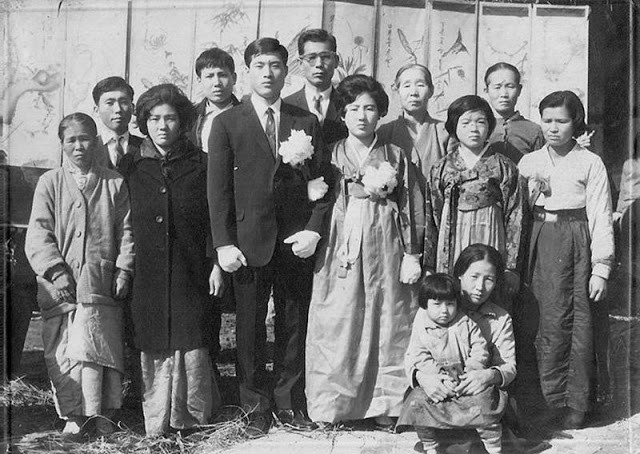 Cô dâu, chú rể người Hàn Quốc chụp ảnh kỷ niệm ngày trọng đại cùng với gia đình và bạn bè.