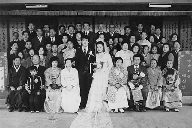 Trong khi đó, một đám cưới được tổ chức theo phong cách hiện đại: chú rể mặc vest và cô dâu mặc váy cưới trắng.