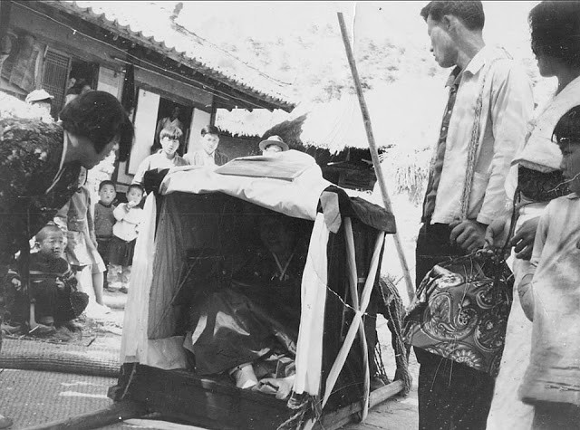 Cô dâu ngồi kiệu trong ngày cưới và thực hiện các nghi lễ truyền thống.