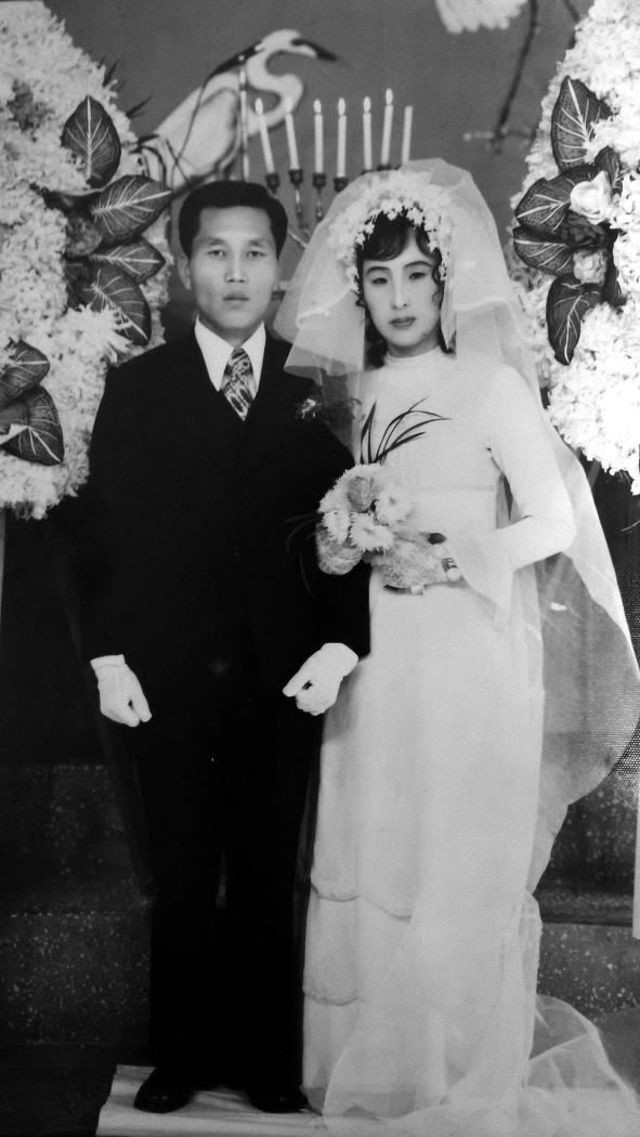 Cô dâu trang điểm lộng lẫy và chú rể mặc bộ vest lịch lãm trong ngày cưới.