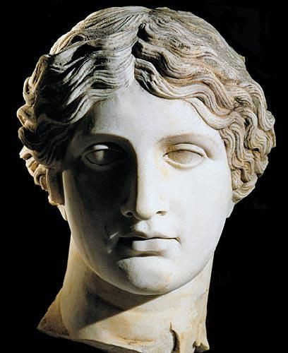 Để những nữ bệnh nhân tin tưởng và cho phép tiếp xúc điều trị, Agnodice tiết lộ thân phận thực sự của mình. Nhờ vậy, Agnodice được các bệnh nhân yêu quý, tôn trọng và giúp bà che giấu bí mật cải trang thành đàn ông.