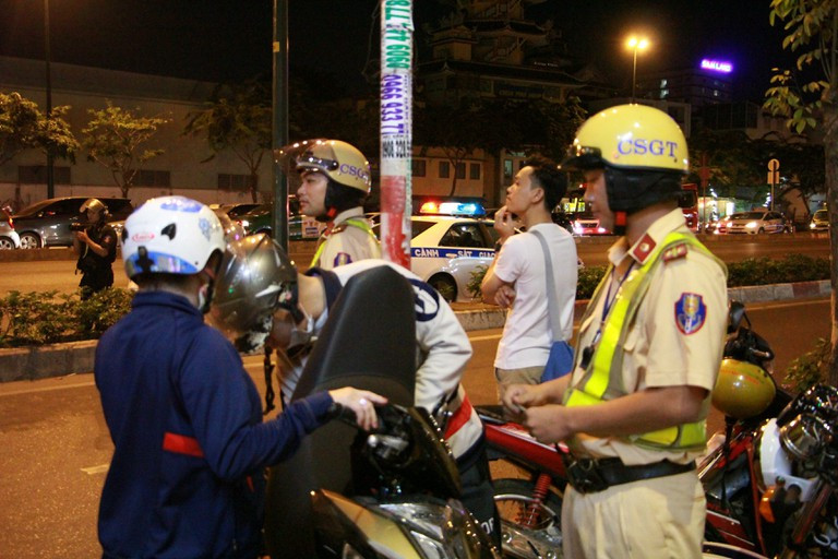 Truong hop nao CSGT duoc kiem tra cop xe, dien thoai cua nguoi di duong?