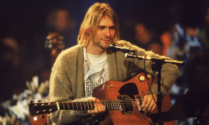 Vào năm 1994 trưởng nhóm Nirvana là Kurt Cobain qua đời ở tuổi 27. Nam nghệ sĩ lừng danh thế giới này tự sát khi sự nghiệp đang ở đỉnh cao.