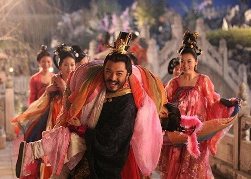 Vũ Văn Vân khao khát sớm ngồi lên ngai vàng vì khi ấy sẽ có hậu cung với hàng ngàn giai nhân tuyệt sắc để ngày đêm thỏa sức ăn chơi hưởng lạc.