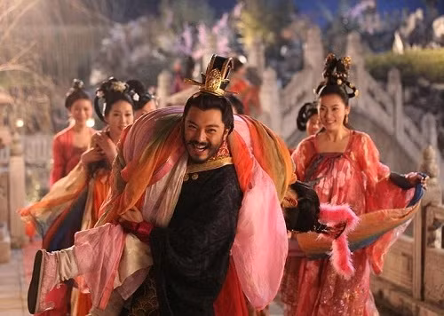 Vũ Văn Vân khao khát sớm ngồi lên ngai vàng vì khi ấy sẽ có hậu cung với hàng ngàn giai nhân tuyệt sắc để ngày đêm thỏa sức ăn chơi hưởng lạc.