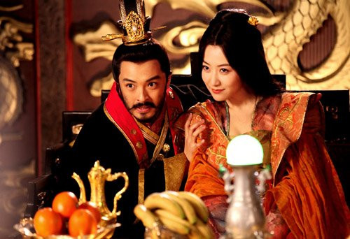 Làm thái thượng hoàng khi mới 20 tuổi, Vũ Văn Vân suốt ngày tìm đến các mỹ nhân để hưởng lạc thú.