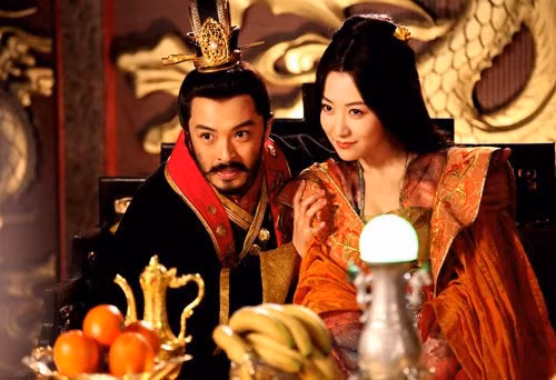 Làm thái thượng hoàng khi mới 20 tuổi, Vũ Văn Vân suốt ngày tìm đến các mỹ nhân để hưởng lạc thú.