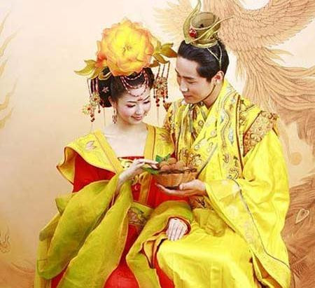 Các mỹ nhân trong hậu cung chưa đủ đối với Vũ Văn Vân. Vì vậy, ông cho người đi khắp nơi tuyển chọn mỹ nhân đưa vào cung.