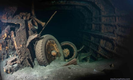 Theo Tomasz Stachura - người dẫn đầu nhóm thợ lặn đến từ hiệp hội Baltictech, xác tàu đắm của phát xít Đức còn khá nguyên vẹn dù "ngủ vùi" dưới nước trong suốt nhiều thập kỷ.