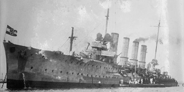 Các chuyên gia xác định xác tàu đắm này là tàu hơi nước Karlsruhe. Con tàu này bắt đầu hành trình cuối cùng từ Pilawa vào ngày 12/4/1945.