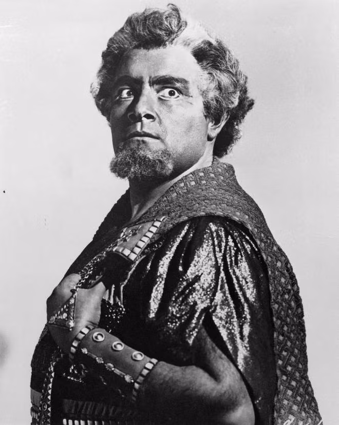 Ca sĩ opera Leonard Warren là nhân vật nổi tiếng trong giới giải trí ở Mỹ những năm 1900. Không chỉ có tài năng âm nhac, ông gây chú ý về cái chết hết sức đặc biệt.