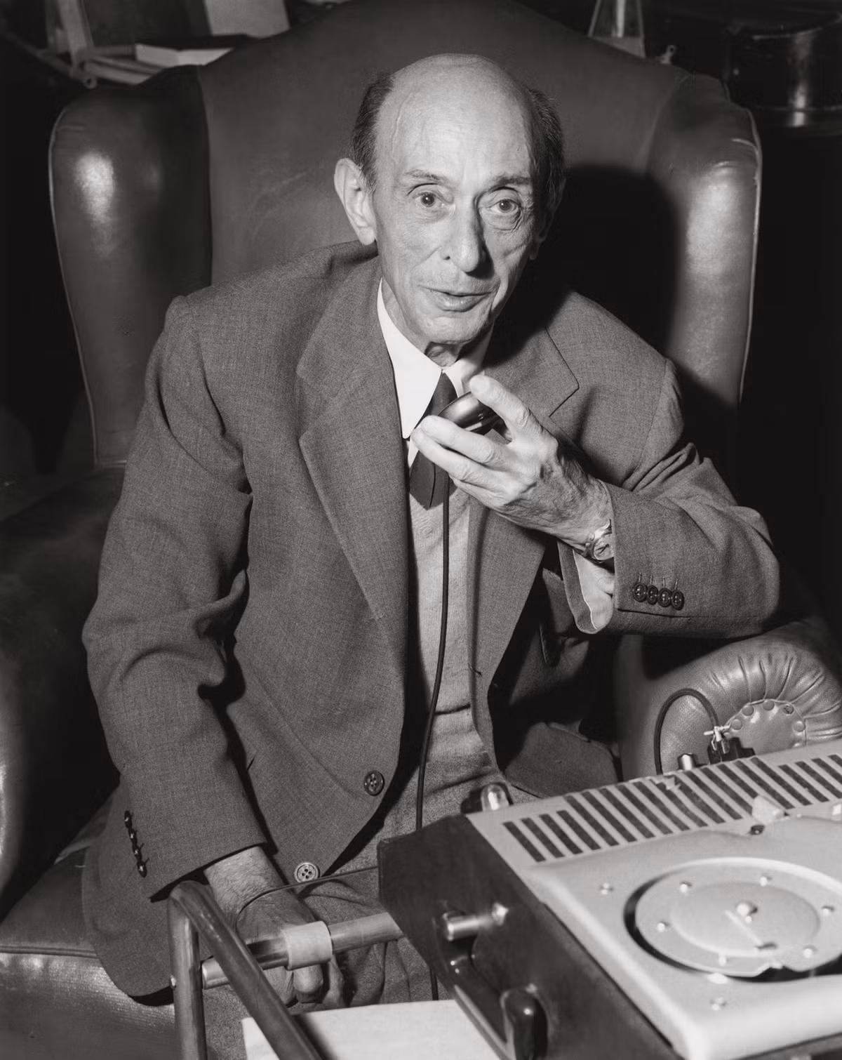 Vào ngày 13/7/1951, ông Shoenberg nằm trên giường và luôn suy nghĩ về con số 13. Khi đến nửa đêm hôm ấy, nhịp tim của ông đột nhiên tăng lên rồi sau đó tử vong.