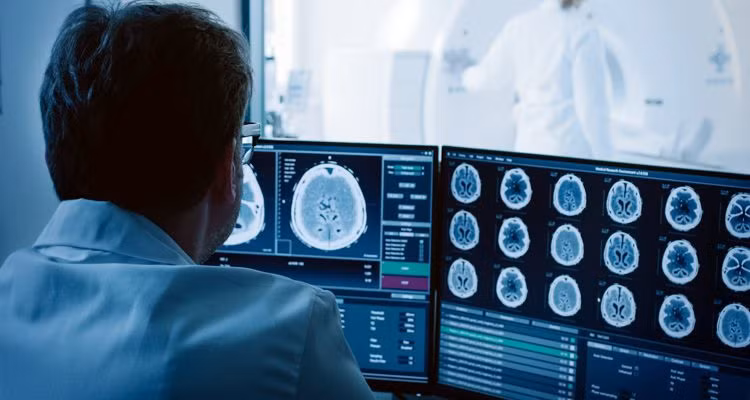 Điều này có nghĩa người bệnh sẽ nói tiếng mẹ đẻ giống như họ là người nước ngoài. Tình trạng hiếm gặp này thường xảy ra đối với những người vừa trải qua một chấn thương sọ não hoặc đột quỵ, ảnh hưởng đến trung tâm ngôn ngữ của bộ não.