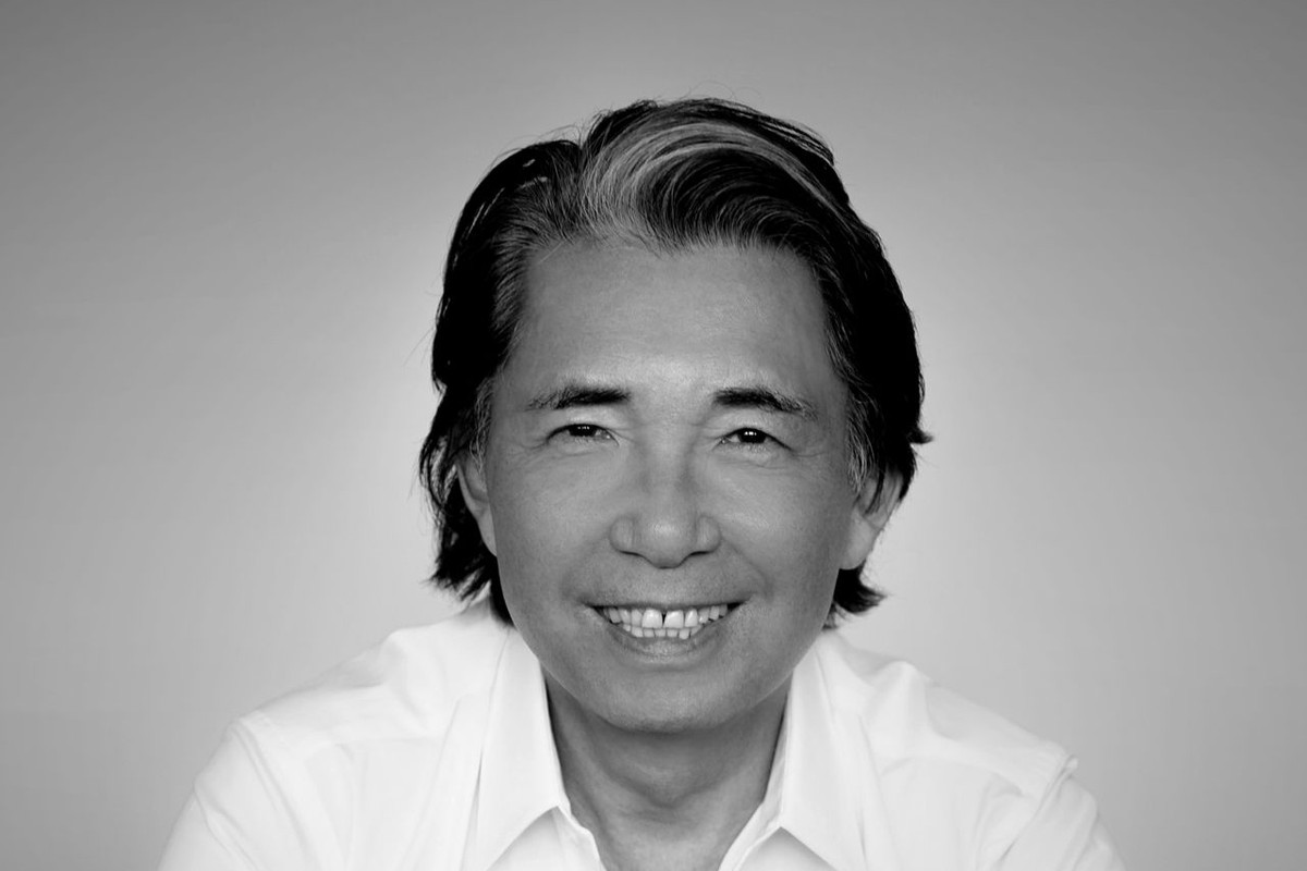 Trước khi sáng tạo nên chữ K nổi tiếng, Kenzo Takada sang Pháp và làm việc trong cửa hàng may với vai trò thợ cắt may. Mỗi tháng ông cho ra đời 30-40 bộ thời trang. Nhưng chính sự cắt may quá nhiều khiến ông bị chùng bút vẽ. Nhận thấy điều này, ông quyết tâm dừng làm công để cho ra thương hiệu của riêng mình. Quyết định này đã giúp thời trang thế giới có thêm thương hiệu đình đám.