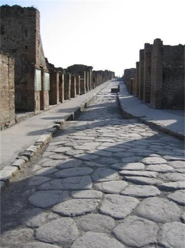 Những con đường này được người La Mã gọi là “viae”. Thông qua những con đường này, việc đi lại và vận chuyển hàng hóa giữa các vùng trong lãnh thổ của đế chế La Mã diễn ra nhanh và thuận tiện hơn.