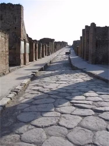 Những con đường này được người La Mã gọi là “viae”. Thông qua những con đường này, việc đi lại và vận chuyển hàng hóa giữa các vùng trong lãnh thổ của đế chế La Mã diễn ra nhanh và thuận tiện hơn.