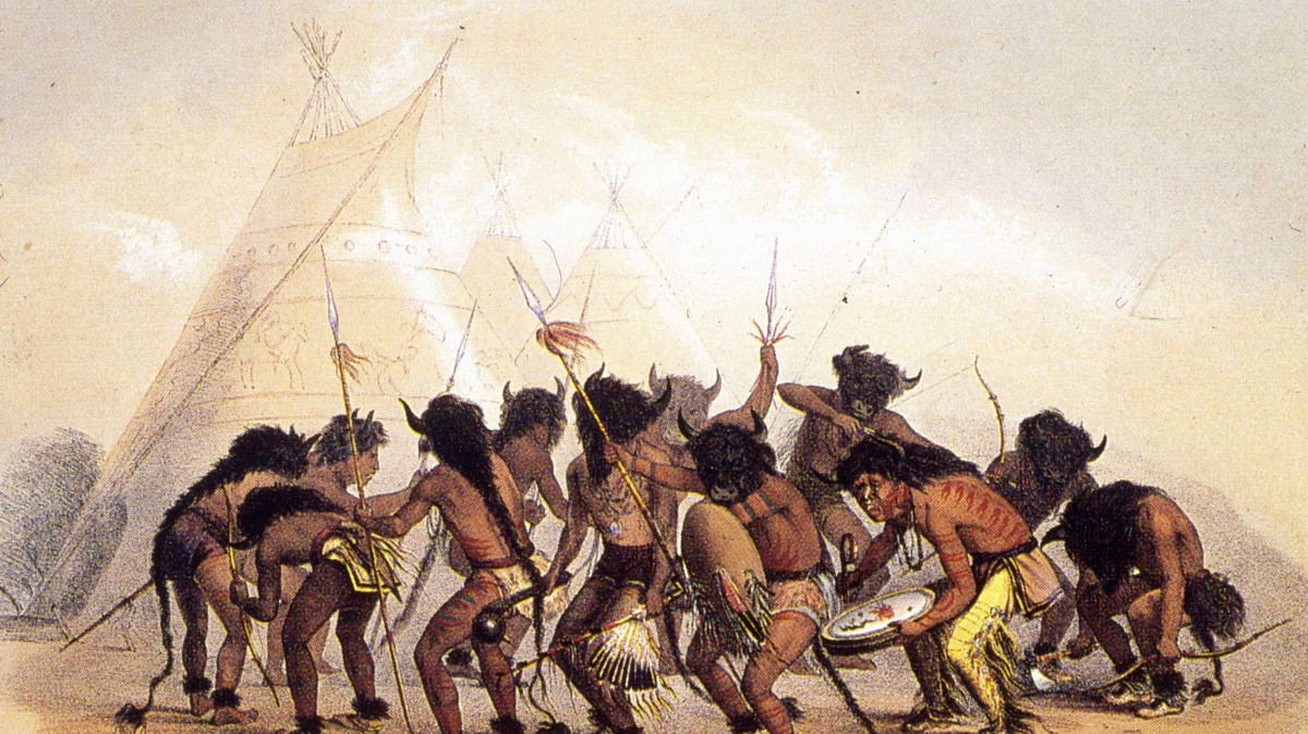 Cụ thể, khi đến tuổi trưởng thành, nam giới bộ lạc Mandan sẽ vượt qua một số "thử thách" để chứng tỏ bản thân là người trưởng thành và chiến binh thực thụ.