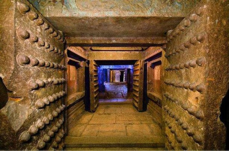 Chỉ trong thời gian ngắn, những tên trộm mộ sẽ bị vùi chết trong căn phòng đầy cát. Nhờ vậy, di hài người quá cố cùng cổ vật sẽ an toàn trong phòng chôn cất khác. Ảnh trong bài mang tính minh họa.