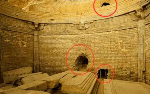 Lúc kẻ trộm vô tình động vào bức tường sẽ tạo ra một lỗ hở khiến bức tường đổ sập và cát tràn vào.