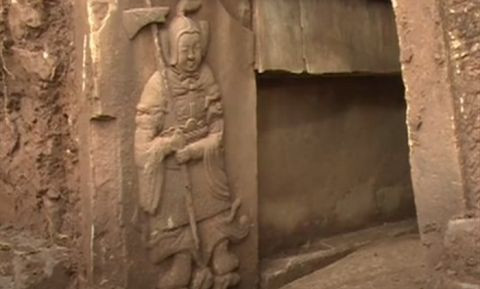 Khi ấy, những tên trộm mộ sẽ đến gần với cái chết bởi những bức tường xung quanh căn phòng chứa quan tài giả được làm từ cát và đá sắc nhọn.