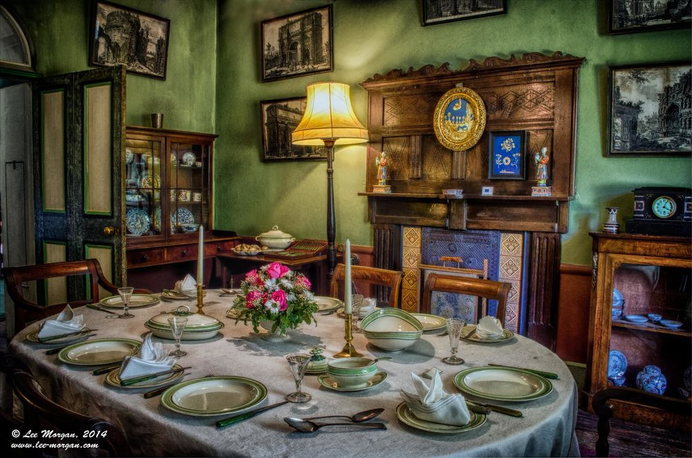 Ở giữa ngôi nhà là một hành lang hình bát giác với 8 cửa dẫn đến các căn phòng được bố trí theo kiểu xuyên tâm. Các phòng được kết nối với nhau, tạo nên sự liền mạch trong không gian sống. Mọi người có thể di chuyển từ phòng này đến phòng khác mà không cần đi qua khu vực hình bát giác. Toàn bộ đồ nội thất và đồ trang trí trong nhà mang đến cảm giác cổ kính và xa hoa giống như nơi ở của quý tộc Anh thời xưa.