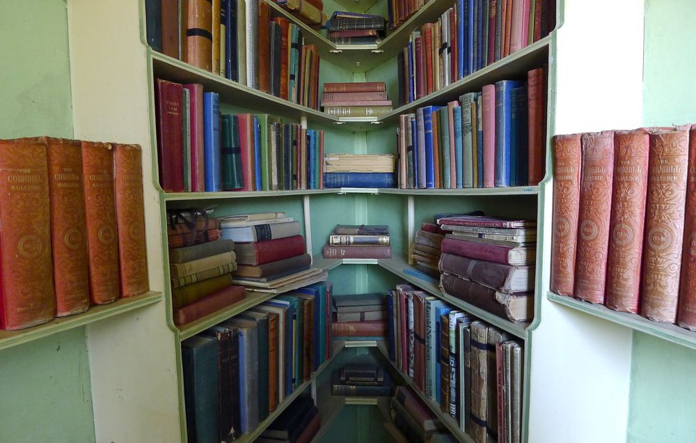 Theo di chúc của Mary, những người phụ nữ chưa kết hôn mới được thừa kế căn nhà. Vì vậy, sau khi bà qua đời, hai người em họ chưa kết hôn của bà là Jane Hurlock và Sophia Hurlock thừa kế A la Ronde. Đến năm 1879, Stella Reichel trở thành chủ nhân mới của ngôi nhà A la Ronde.