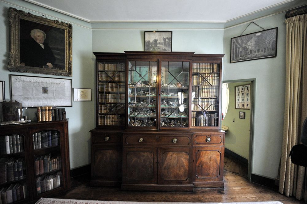 Jane Parminter qua đời năm 1811. Thi hài của bà được chôn cất ở một nhà nguyện nhỏ trên mảnh đất liền kề A la Ronde. Trong khi đó, Mary sống trong căn nhà có 16 mặt tiền cho đến khi qua đời vào năm 1849.