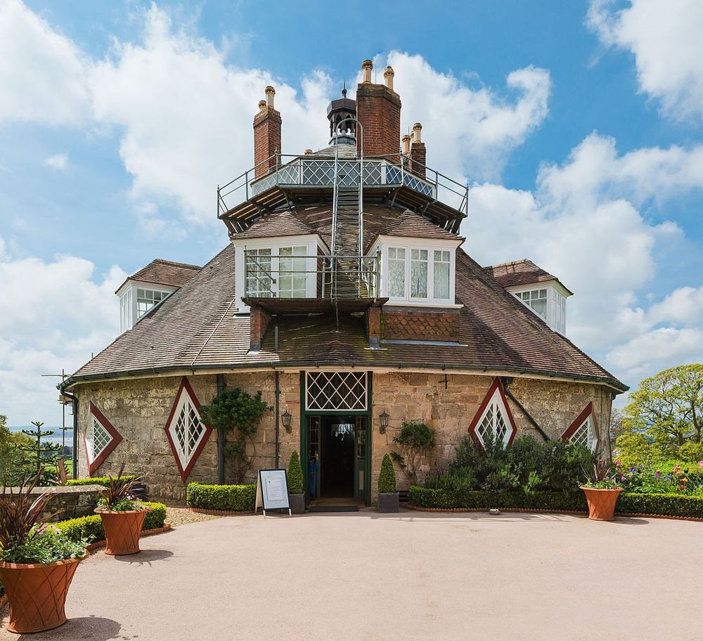 Sau khi trở về nhà, họ quyết định xây ngôi nhà A la Ronde để lưu giữ kỷ niệm về chuyến du lịch vòng quanh châu Âu. Sau khi ngôi nhà hoàn thành, chị em nhà Parminter lưu giữ và trưng bày những món đồ lưu niệm mà họ đã thu thập được trong suốt chuyến đi.