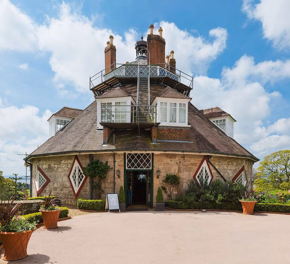 Sau khi trở về nhà, họ quyết định xây ngôi nhà A la Ronde để lưu giữ kỷ niệm về chuyến du lịch vòng quanh châu Âu. Sau khi ngôi nhà hoàn thành, chị em nhà Parminter lưu giữ và trưng bày những món đồ lưu niệm mà họ đã thu thập được trong suốt chuyến đi.