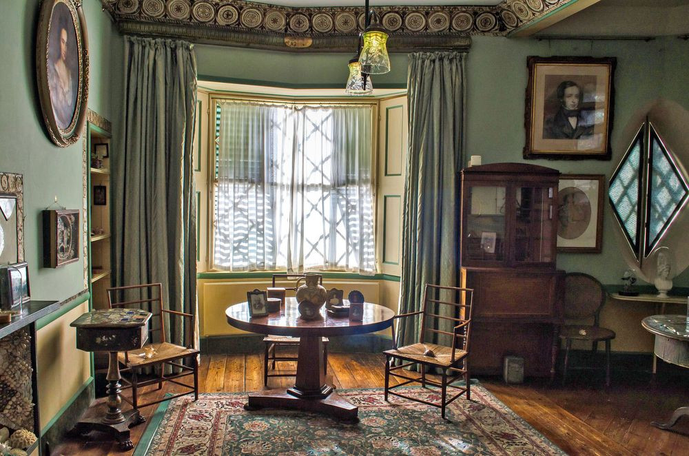 Theo một số nguồn tin, chị em nhà Parminter thiết kế ngôi nhà có 16 mặt tiền là vì có sở thích sinh hoạt ở các căn phòng khác nhau tùy theo thời gian xuất hiện của ánh nắng của mặt trời. Họ thường bắt đầu bữa sáng trong căn phòng phía đông và kết thúc một ngày với tiệc trà trong căn phòng hình bầu dục ở phía tây.