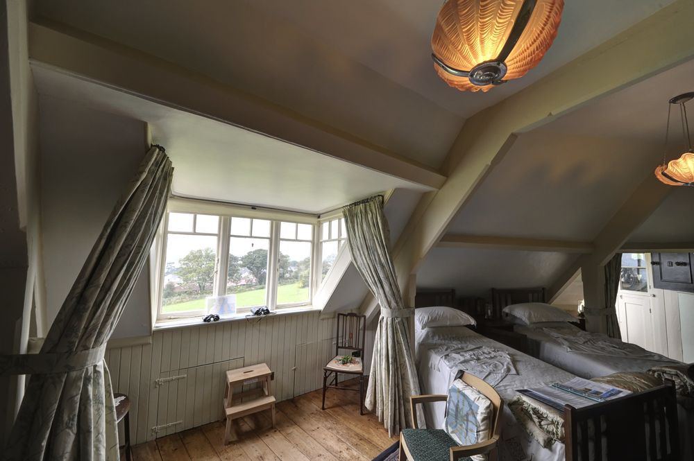 Ngôi nhà cổ kính A la Ronde có 3 tầng và gồm 20 phòng. Tầng trệt được thiết kế làm nơi ở của nhân viên, hầm rượu, phòng két sắt và nhà bếp. Tầng một là không gian dành cho những nữ chủ nhân của ngôi nhà có 16 mặt tiền độc đáo.