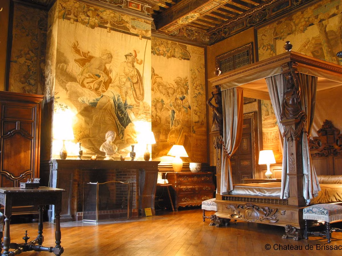 Lâu đài Château de Brissac từng thuộc quyền sở hữu của gia đình quý tộc Cossé-Brissac tại Brissac-Quincé.