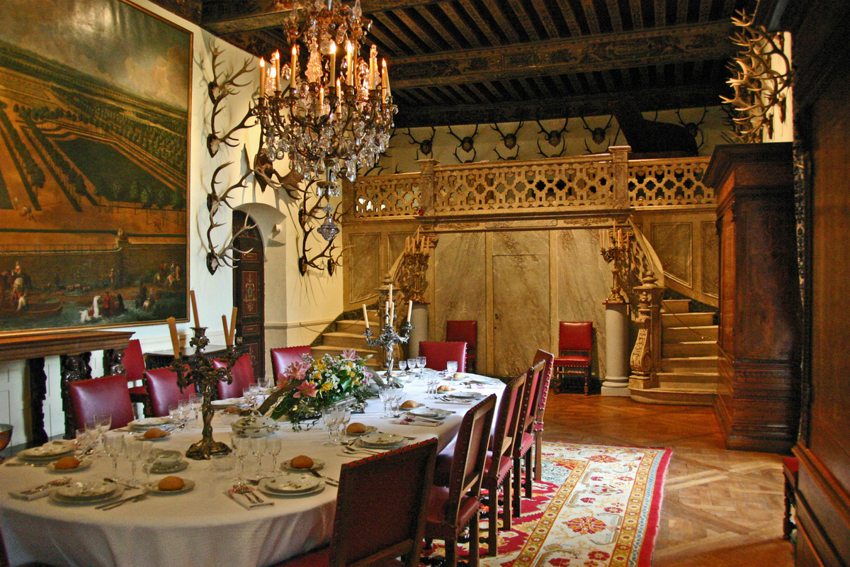 Theo một số ghi chép, chủ nhân lâu đài Jacques de Brézé phát hiện vợ ngoại tình ngay trong tòa lâu đài này.