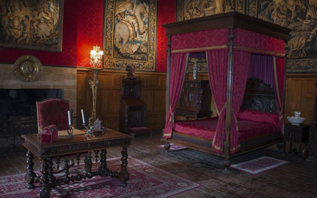 Bên trong lâu đài Château de Brissac được bố trí bằng những đồ nội thất, tranh, thảm có từ thế kỷ 15 - 18. Các căn phòng bên trong lâu đài Château de Brissac được trang trí xa hoa và lộng lẫy.