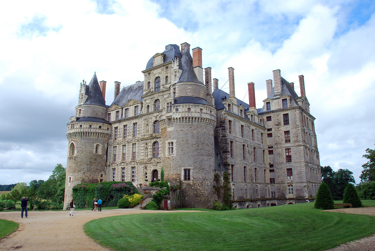 Tòa lâu đài Château de Brissac được Công tước xứ Brissac là Charles II cho người xây dựng vào năm 1502. Công trình này được xây dựng trên nền móng của một pháo đài thời Trung cổ.