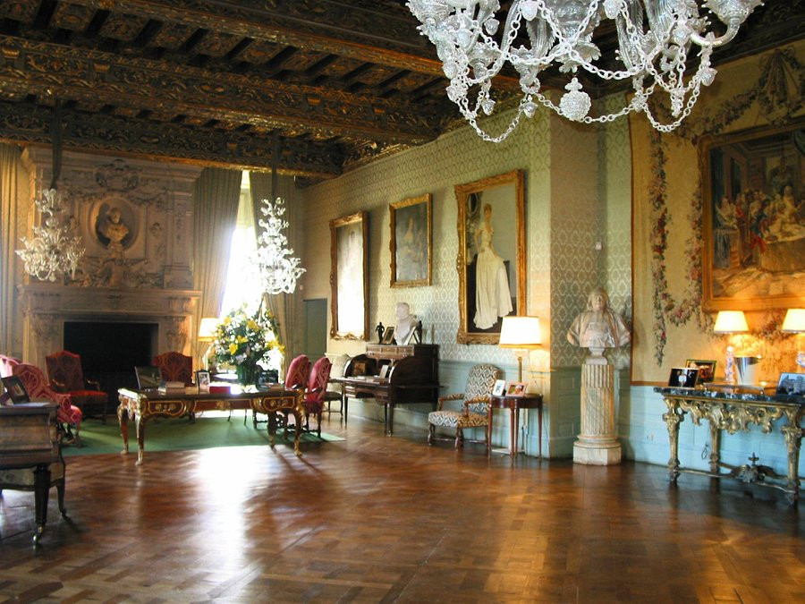 Không những vậy, bên trong lâu đài còn có nhà hát, nhà nguyện được thiết kế độc đáo.