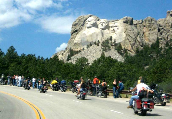 Bên trong căn phòng cất giữ những tài liệu văn bản liên quan tới lịch sử nước Mỹ. Theo đó, các bức phù điêu bằng gốm có ghi lại nhiều văn bản liên quan tới những dấu mốc quan trọng của nước Mỹ như Tuyên ngôn Độc lập, Hiến pháp, Tuyên ngôn Nhân quyền... được đặt trong một hộp gỗ. Hộp gỗ này lại được đặt trong một chiếc hòm bằng titan và khóa kín.